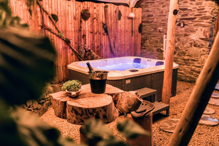 Jacuzzi extérieur de nuit à La Roca à Marche en Belgique