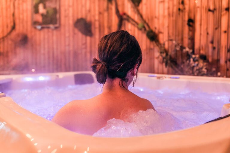 Jacuzzi privatif à La Roca à Marche en Belgique