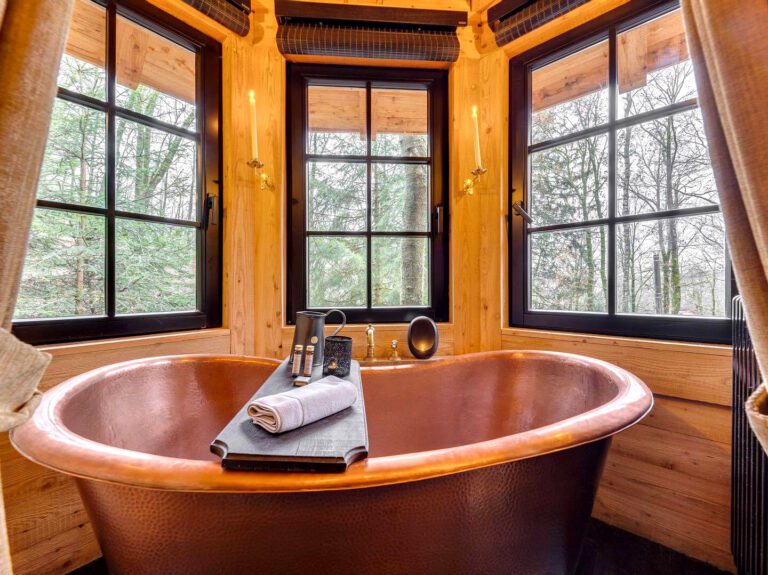 Baignoire en cuivre aux Cabanes des Dolimarts