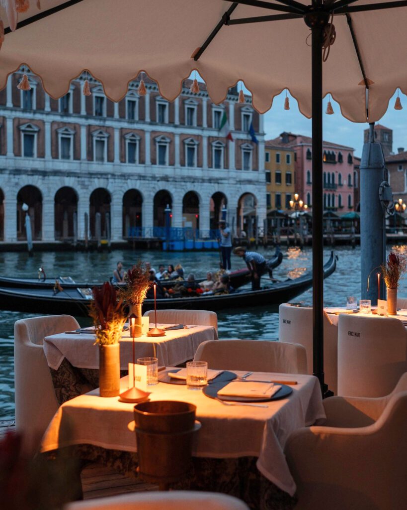 Restaurant au bord de l'eau à The Venice Venice Hotel