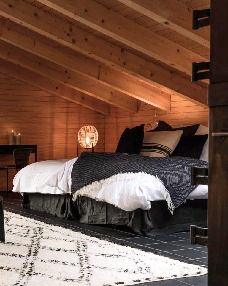 Chambre avec poutres apparentes à la Villa Hundert à Engelberg