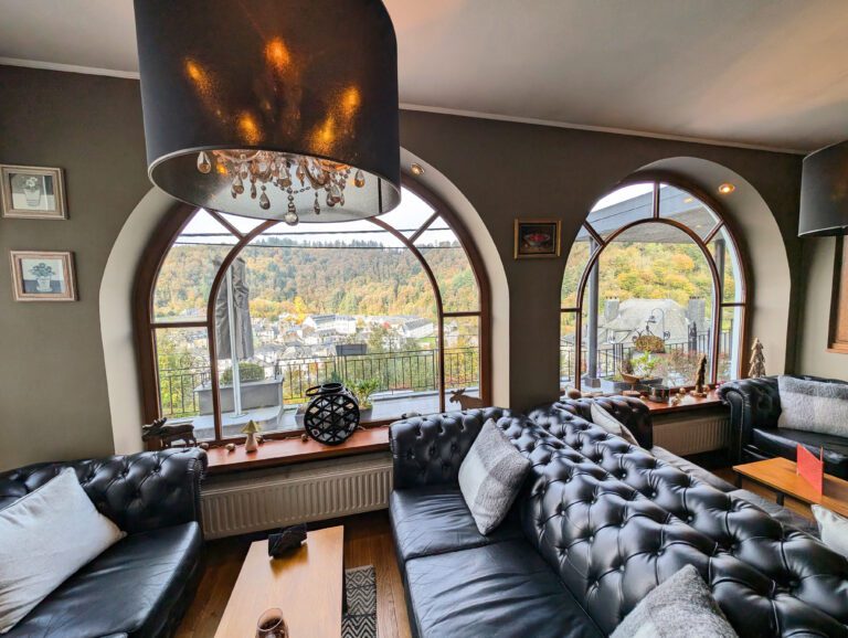 Salon confortable à l'Hôtel Panorama