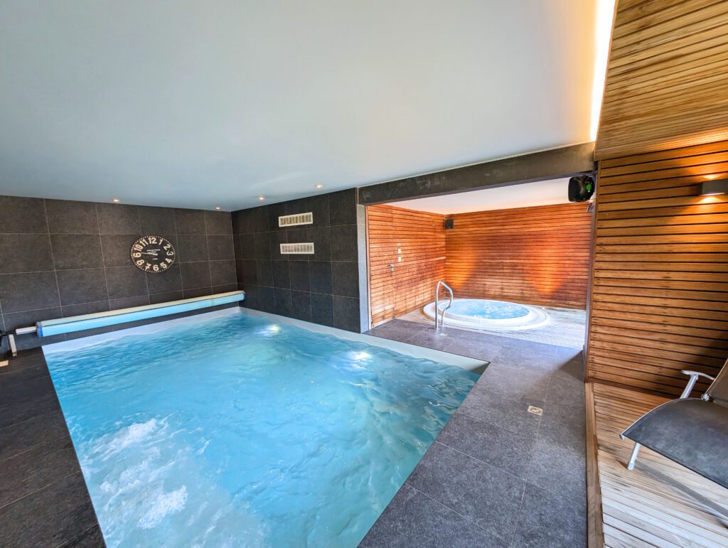 Piscine intérieure à l'Hôtel Panorama