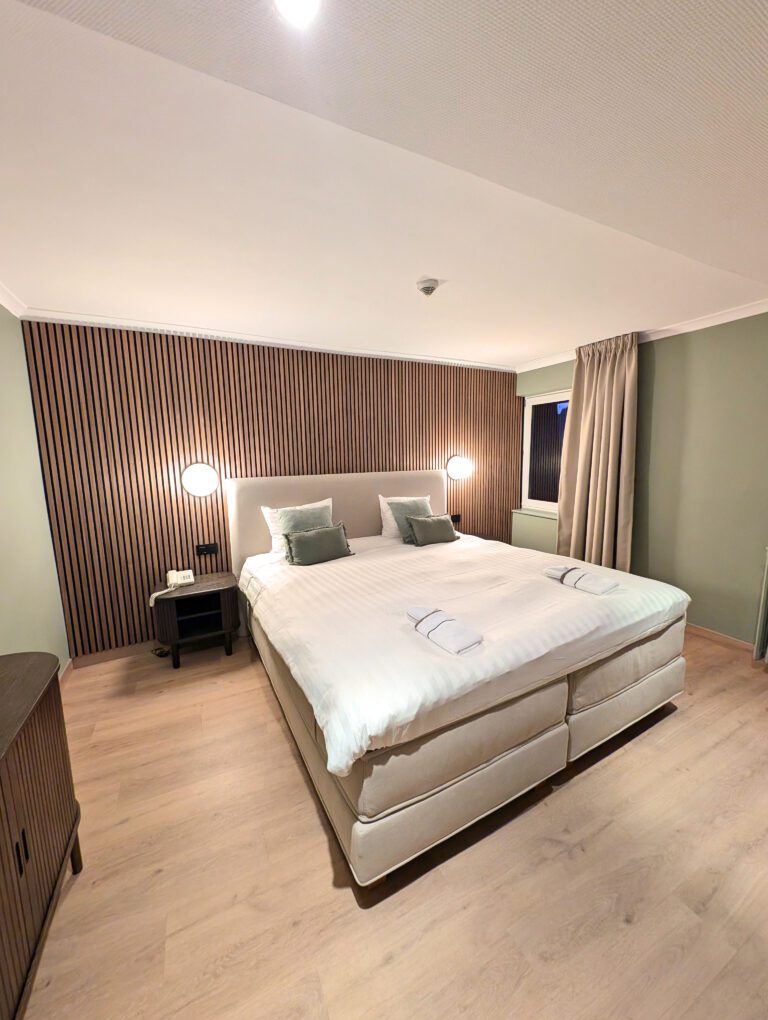 Chambre confortable à l'Hôtel Panorama