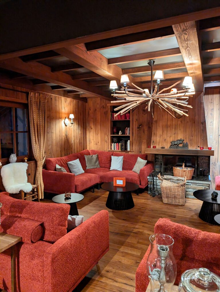 Salon avec cheminée à l'Hôtel Panorama