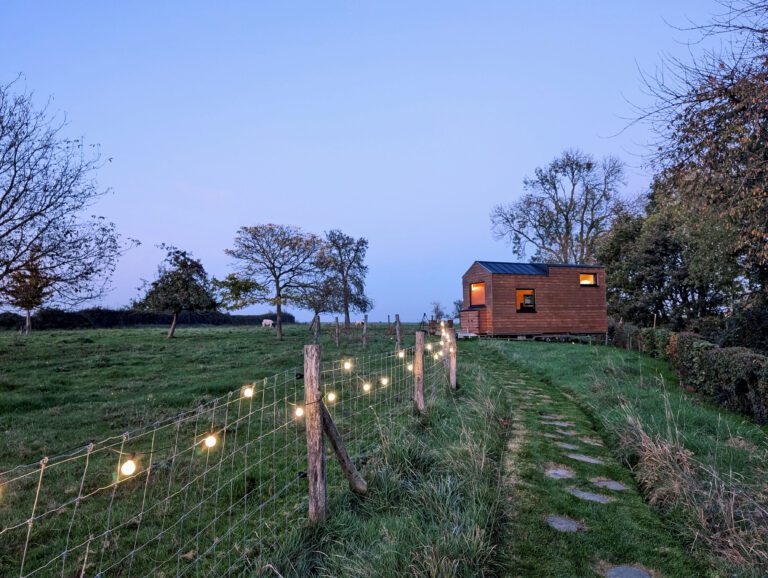 Berta Tiny House à la tombée de la nuit