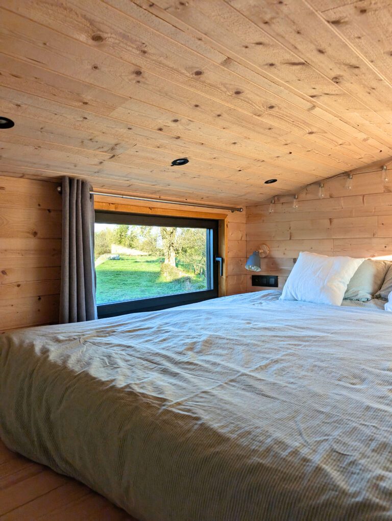 Lit dans la mezzanine de la Berta Tiny House à Verlaine