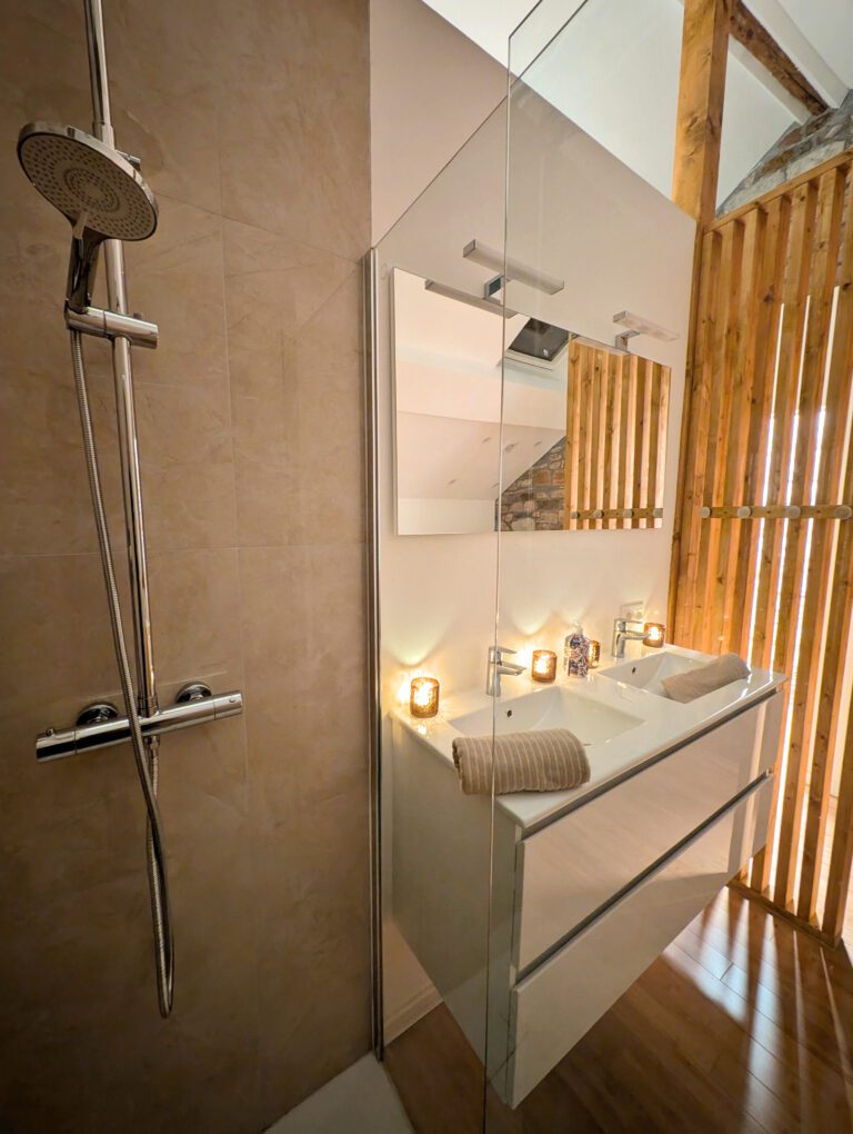 Salle de bain avec douche au Bain de Diane à Aywaille