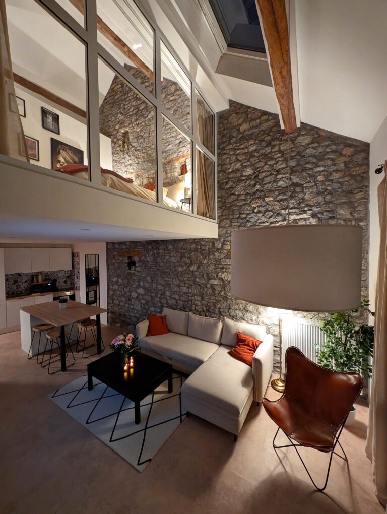 Salon et mezzanine au Bain de Diane à Aywaille