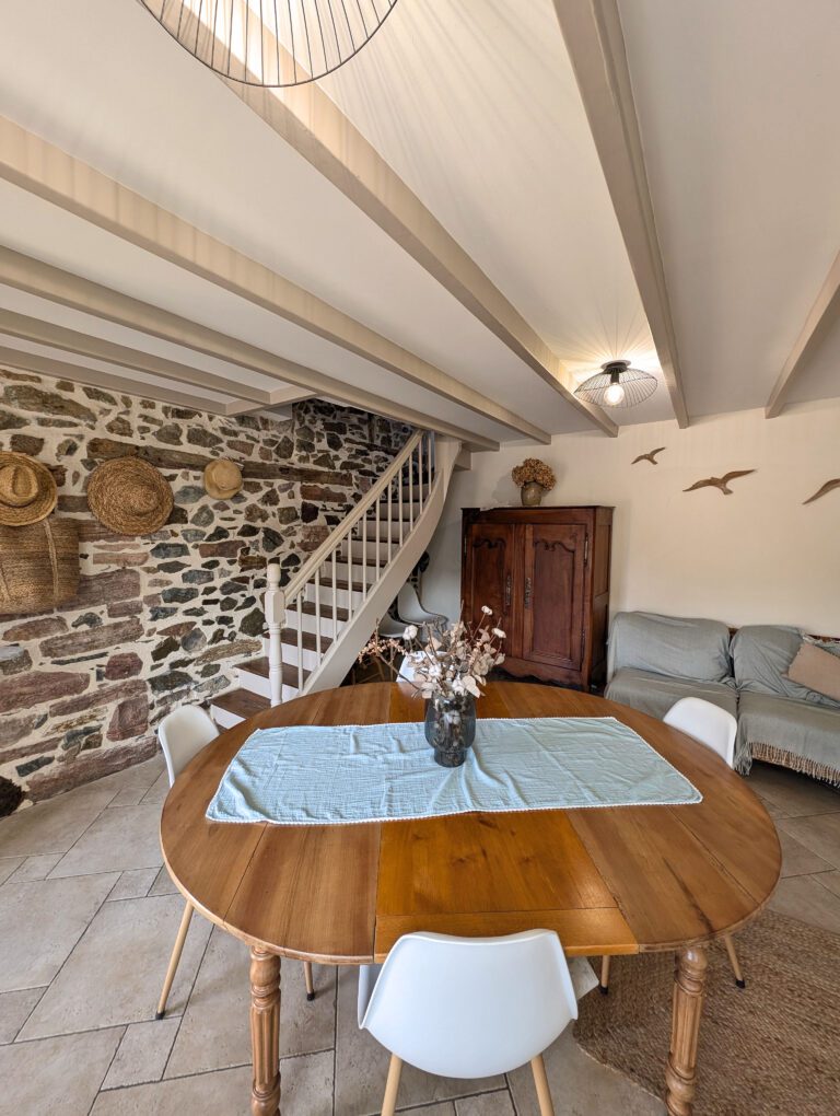 Salon et salle à manger à la Maison d'Hippolyte à Pléneuf-Val-André