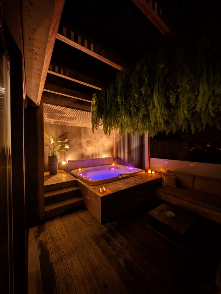 Jacuzzi extérieur à Substantiel Wellness Suite