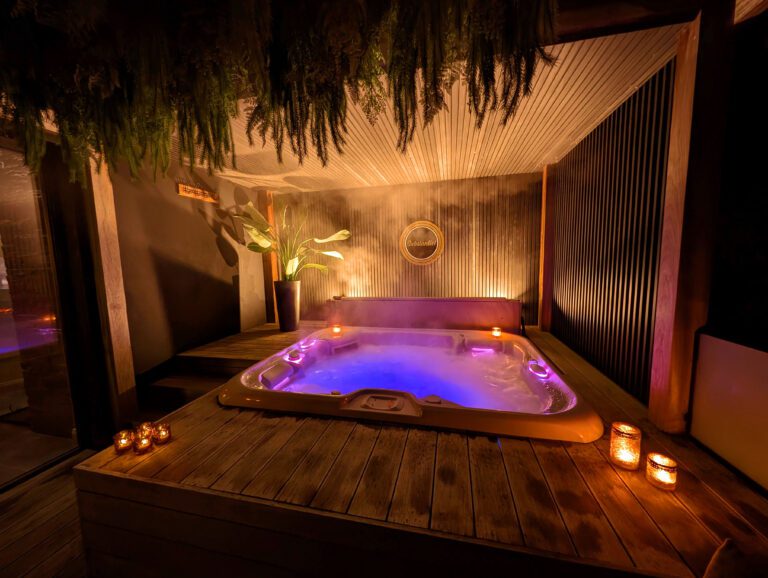 Jacuzzi extérieur à Substantiel Wellness Suite