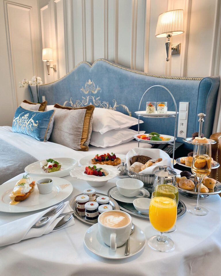 Petit déjeuner au lit au Bachleda Luxury Hotel à Cracovie