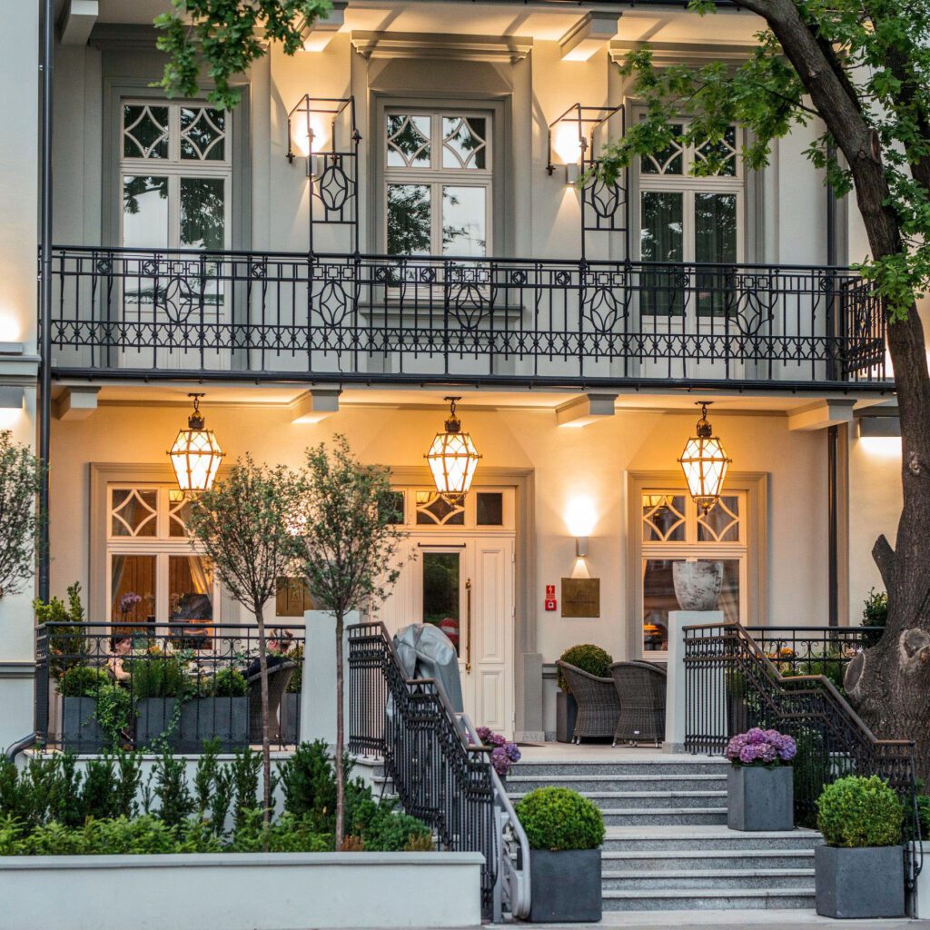 Porche verdoyant au Bachleda Luxury Hotel à Cracovie