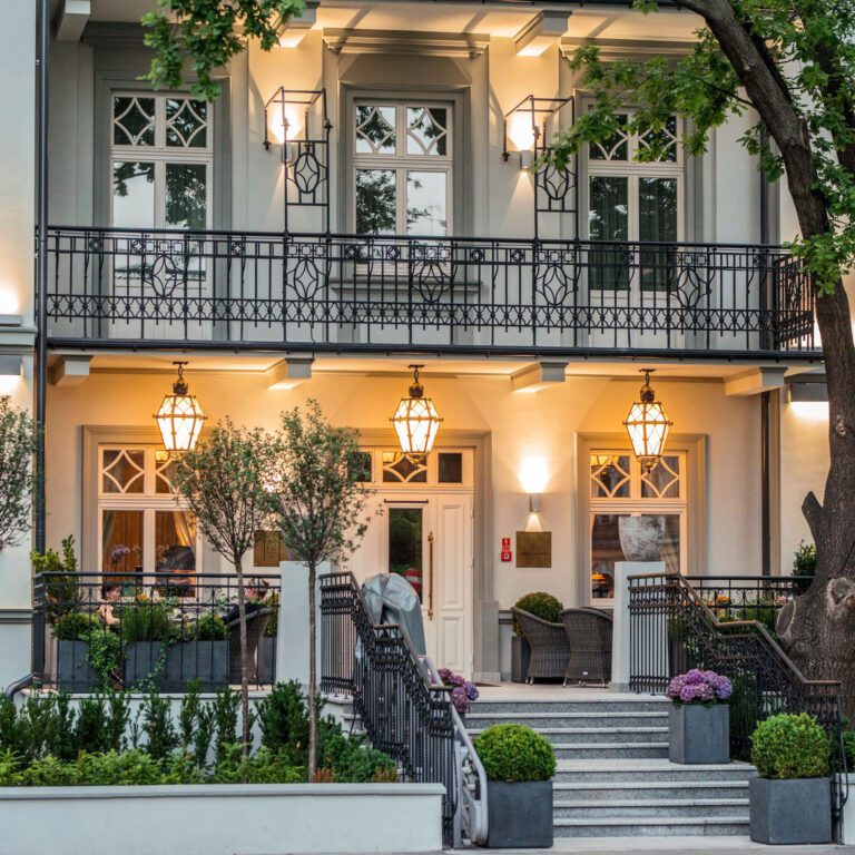 Porche verdoyant au Bachleda Luxury Hotel à Cracovie
