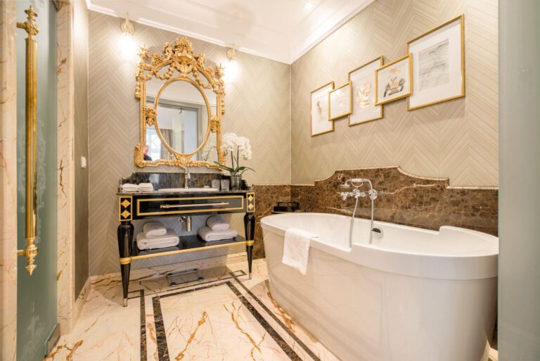 Salle de bain avec baignoire au Bachleda Luxury Hotel à Cracovie