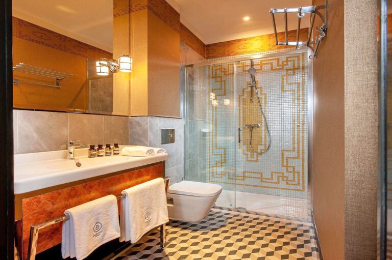 Salle de bain avec douche a l'italienne à l'hôtel Balthazar Design à Cracovie