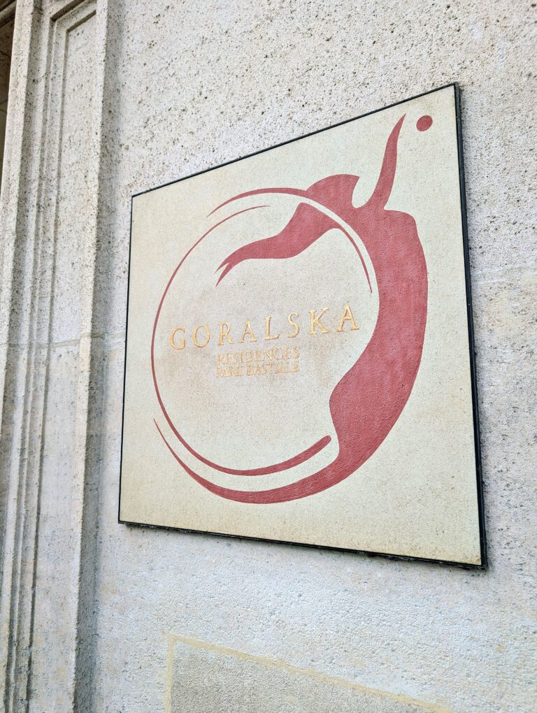 Façade de l'hôtel au Goralska Résidences à Paris