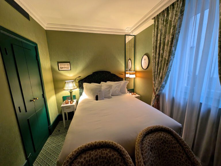 Chambre verte à Une Autre Chambre dans le Marais