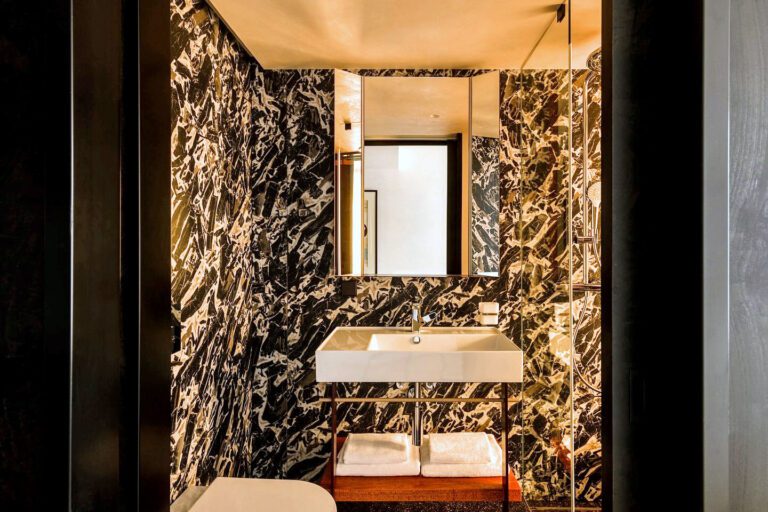 Salle de bain de l'hôtel Warszauer à Cracovie