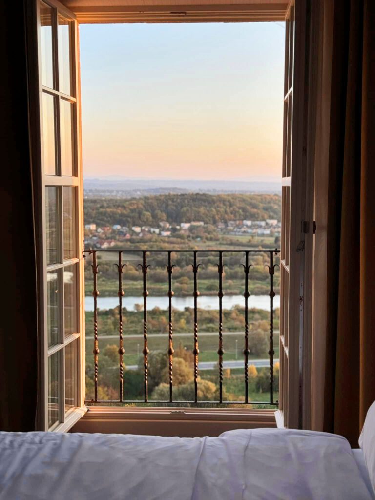 Vue depuis le lit au Zinar Castle près de Cracovie