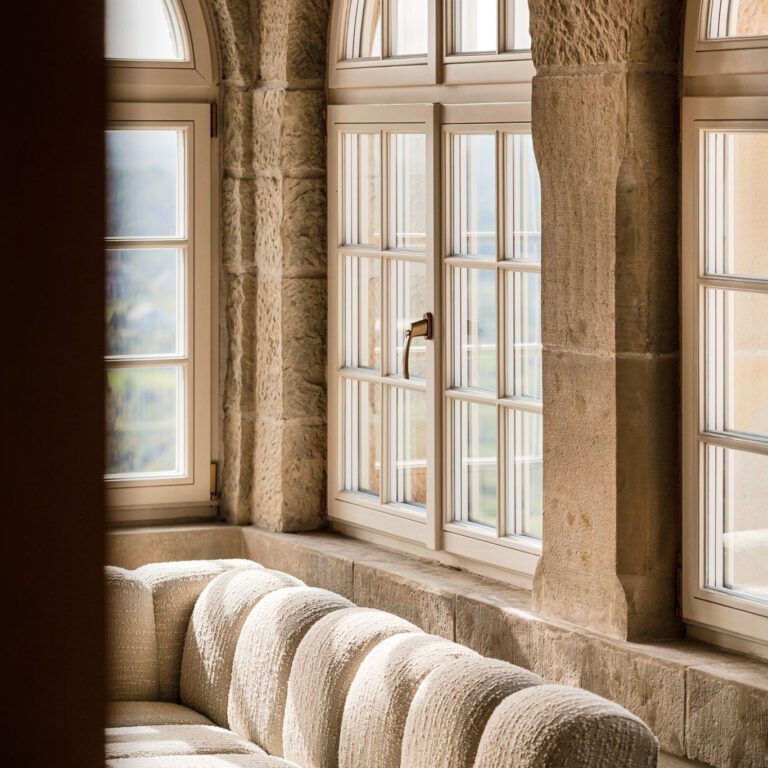 Salon lumineux au Zinar Castle près de Cracovie