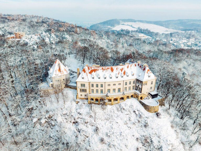 Château sous la neige au Zinar Castle près de Cracovie