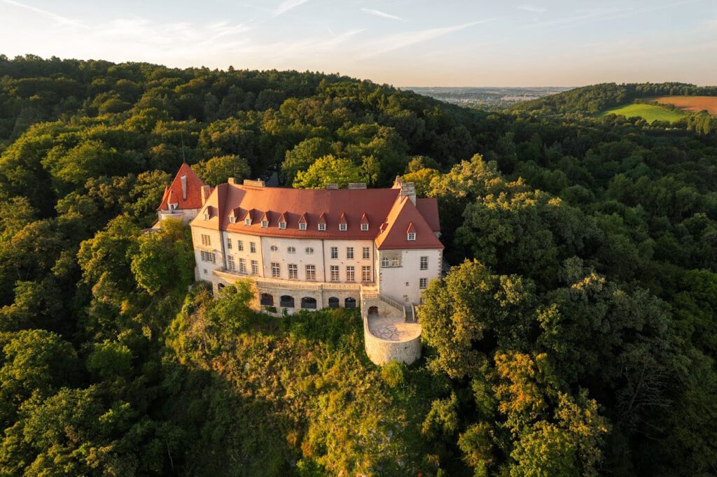 Château vue du ciel au Zinar Castle près de Cracovie