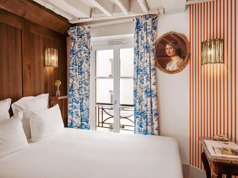Chambre lumineuse à l'hôtel Madeleine de Senlis à Paris