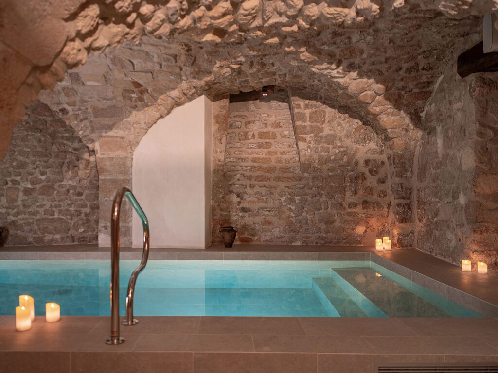 Bassin sous les voûtes à l'hôtel Madeleine de Senlis à Paris
