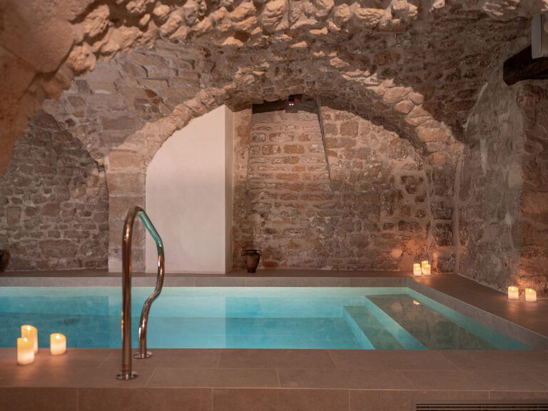 Bassin sous les voûtes à l'hôtel Madeleine de Senlis à Paris