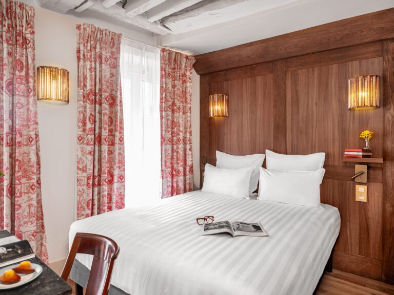 Chambre lumineuse à l'hôtel Madeleine de Senlis à Paris