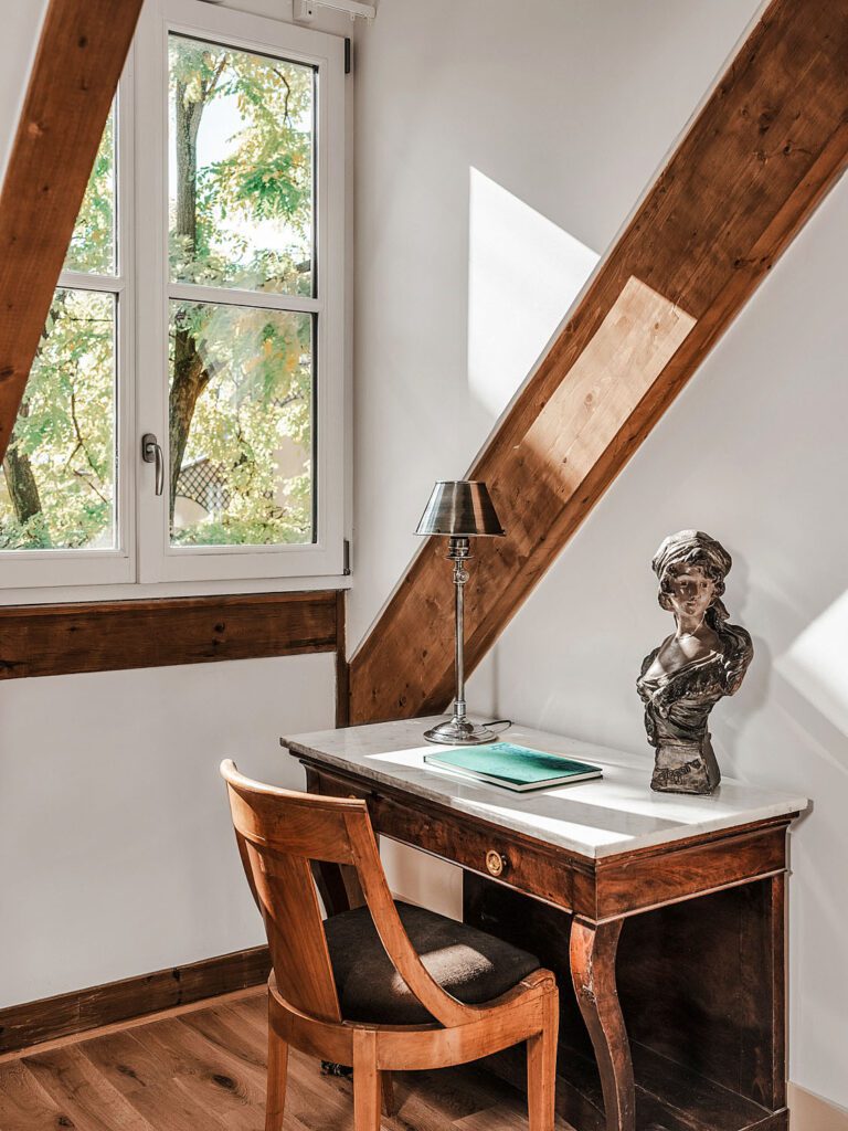 Chambre avec poutres apparentes à l'hôtel Madeleine de Senlis à Paris
