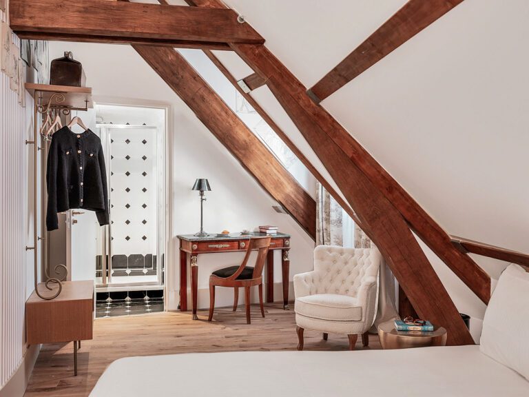 Chambre avec poutres apparentes à l'hôtel Madeleine de Senlis à Paris