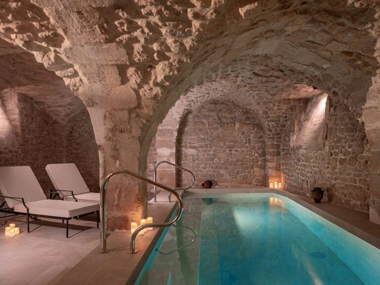 Bassin sous les voûtes à l'hôtel Madeleine de Senlis à Paris