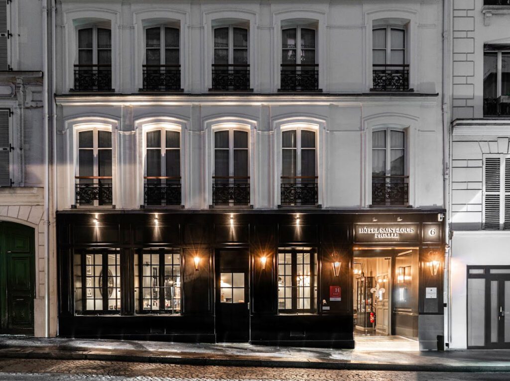Façade de l'hôtel Saint-Louis Pigalle à Paris