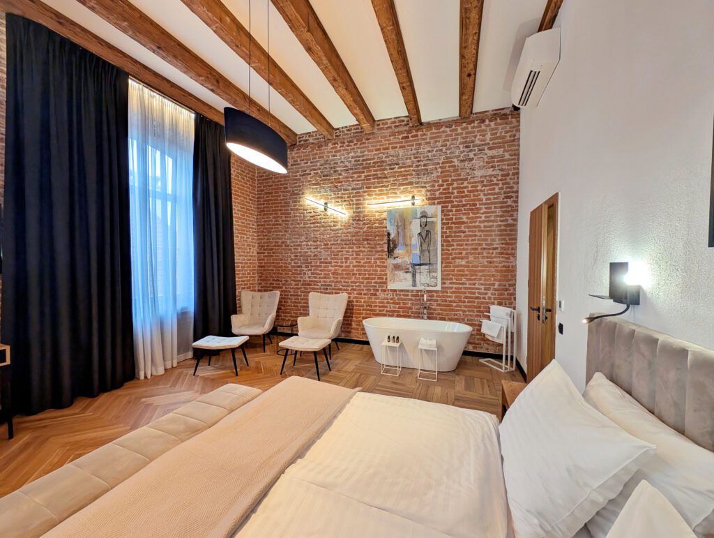 Chambre avec baignoire face au lit à l'hôtel Teatr à Cracovie