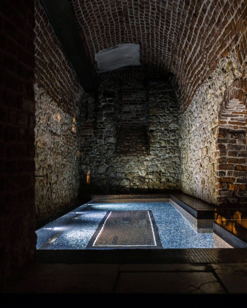 Piscine dans les caves médiévales à l'hôtel Stary à Cracovie