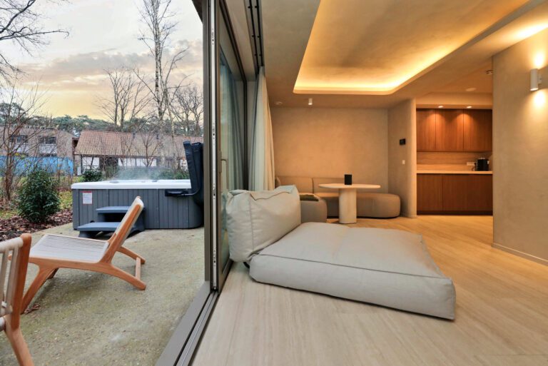 Salon avec vue sur la terrasse à Woodz Lodges près d'Hasselt