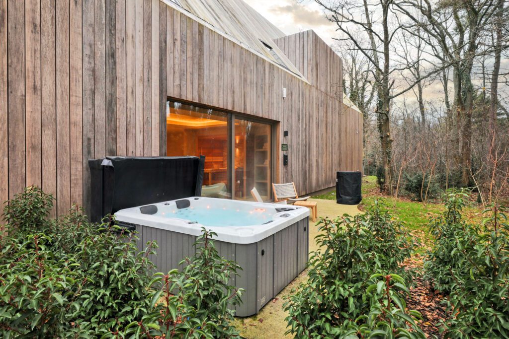Terrasse avec jacuzzi à Woodz Lodges près d'Hasselt