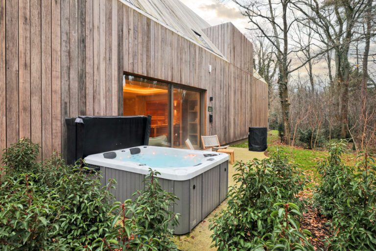 Terrasse avec jacuzzi à Woodz Lodges près d'Hasselt