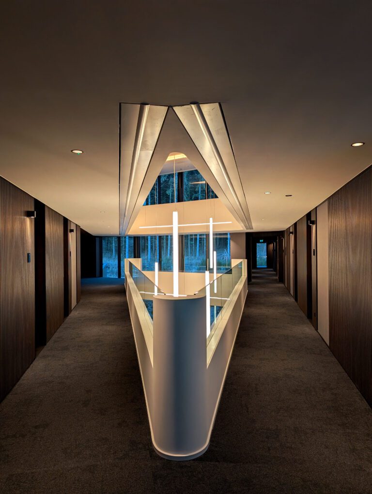 Couloir lumineux à l'hôtel Anatura au Luxembourg