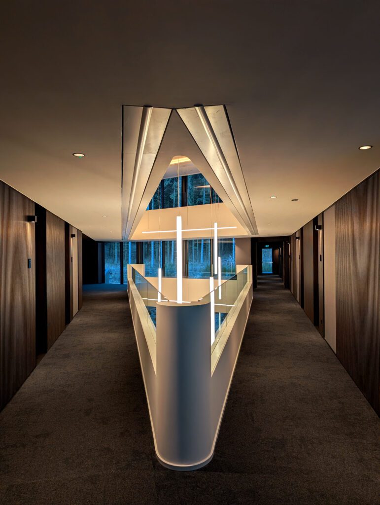 Couloir lumineux à l'hôtel Anatura au Luxembourg