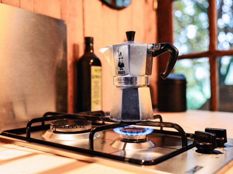Café sur le feu à la Cabane Ernesst à Lubbeek