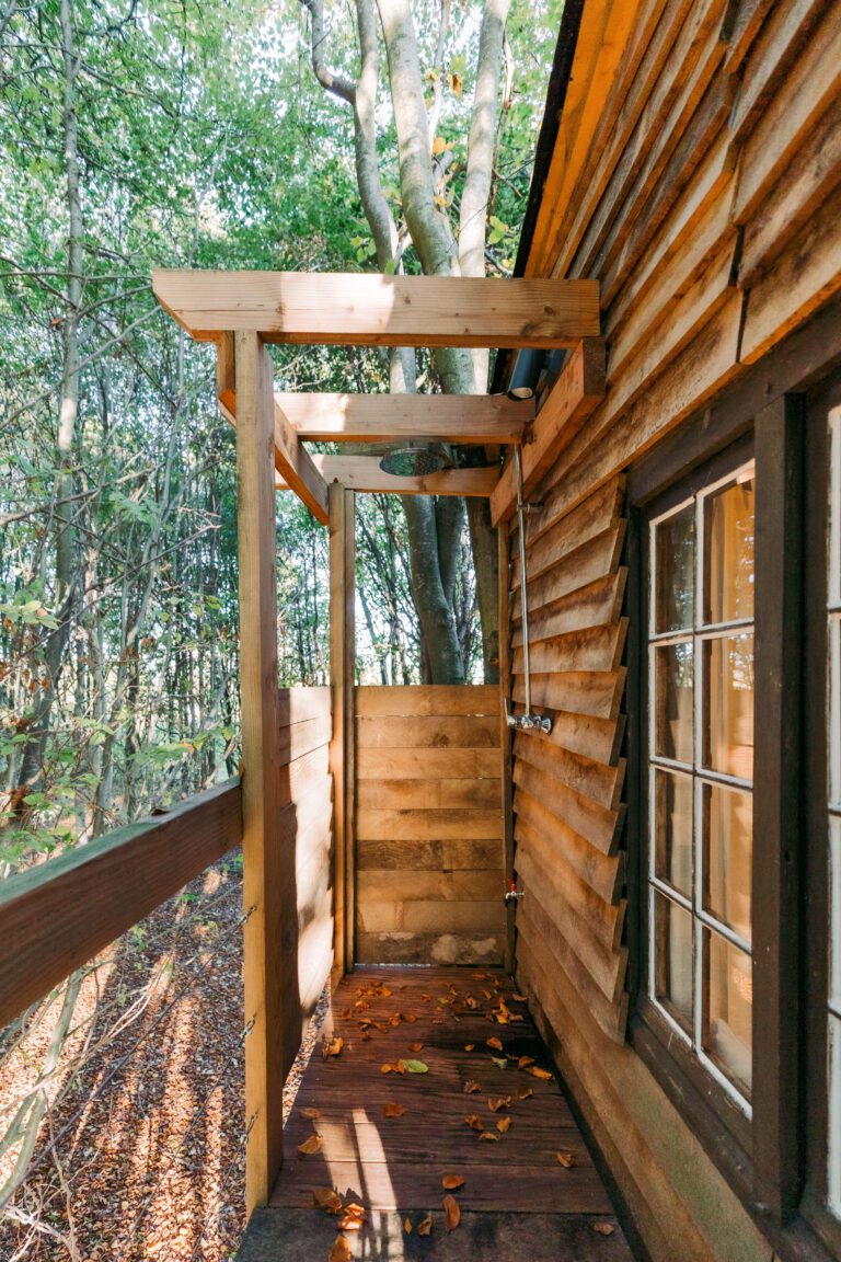 Douche panoramique extérieur à la Cabane Ernesst à Lubbeek