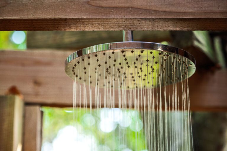 Douche panoramique extérieur à la Cabane Ernesst à Lubbeek