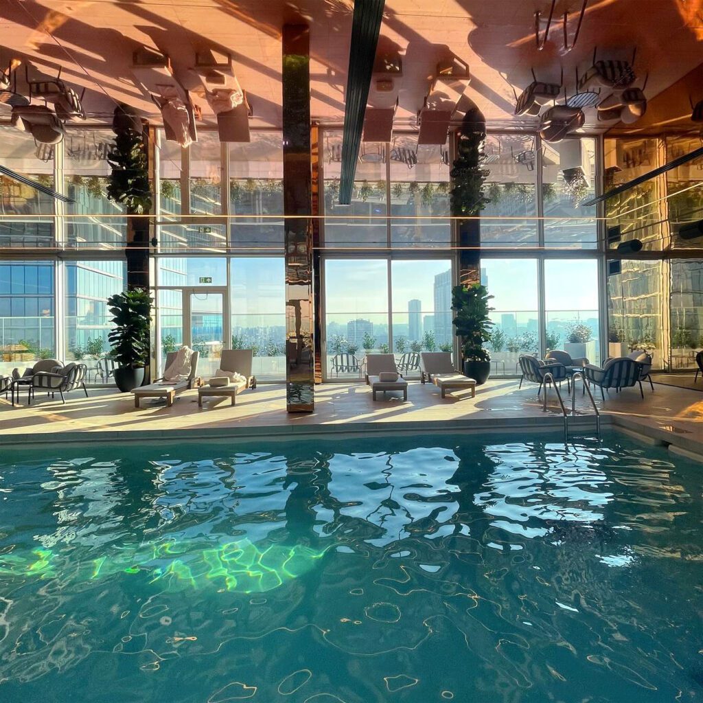 Piscine avec vue sur la ville à Contour Spa à Bruxelles