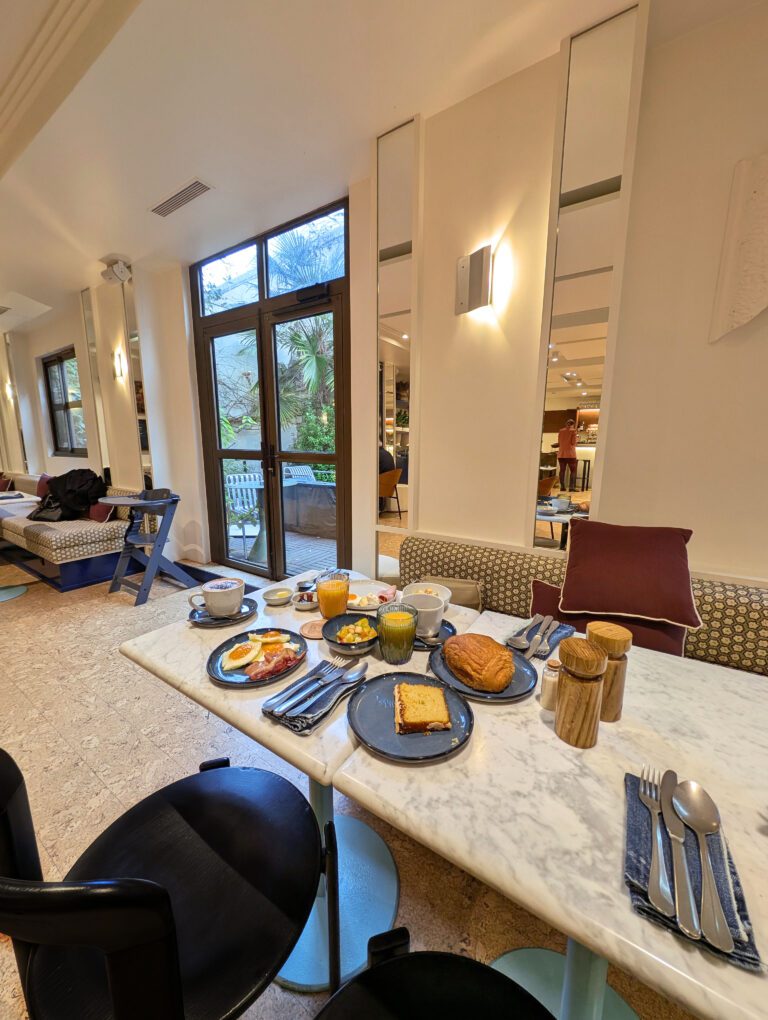 Petit déjeuner à l'hôtel Rosalie à Paris