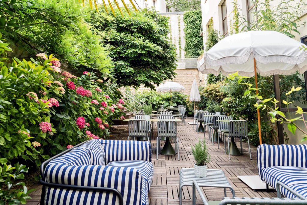 Cour intérieure à l'hôtel Rosalie à Paris