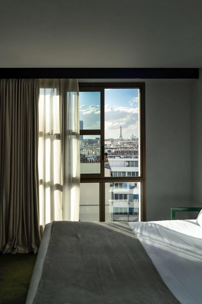 Vue sur la Tour Eiffel à l'hôtel Rosalie à Paris